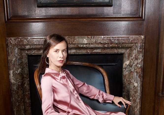 photography jouk oosterhof portrait commercial editorial theaterposters blouse dress furniture person sitting adult female woman formal wear chair
